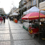 24.6.2015 Kielce. Na deptak dotarliśmy późno, ale mimo tej pory nadal było wielu sprzedających i kupujących. Jarmark trwa. / Wojciech Habdas / Radio Kielce