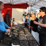 24.6.2015 Kielce. Na deptak dotarliśmy późno, ale mimo tej pory nadal było wielu sprzedających i kupujących. Jarmark trwa. / Wojciech Habdas / Radio Kielce