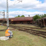 25.6.2015 Zagnańsk. W nocy w Zagnańsk wykoleił się podciąg towarowy. Prawdopodobną przyczyną wykolejenia się pociągu było odpadnięcie pokrywy z jednego z wagonów w składzie (drugi wagon od prawej strony). / Wojciech Habdas / Radio Kielce
