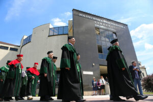 3.6.2015 Kielce. Jubileusz 50-lecia Politechniki Świętokrzyskiej. Uroczyste posiedzenie senatu uczelni połączone z odsłonięciem posągu Stanisława Staszica. / Wojciech Habdas / Radio Kielce