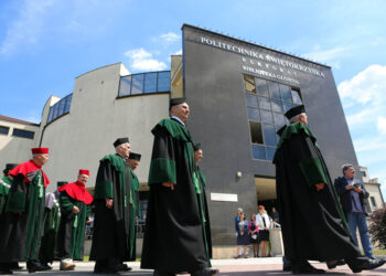 3.6.2015 Kielce. Jubileusz 50-lecia Politechniki Świętokrzyskiej. Uroczyste posiedzenie senatu uczelni połączone z odsłonięciem posągu Stanisława Staszica. / Wojciech Habdas / Radio Kielce