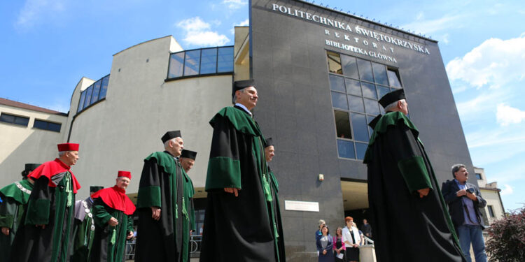 3.6.2015 Kielce. Jubileusz 50-lecia Politechniki Świętokrzyskiej. Uroczyste posiedzenie senatu uczelni połączone z odsłonięciem posągu Stanisława Staszica. / Wojciech Habdas / Radio Kielce