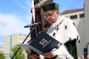 3.6.2015 Kielce. Jubileusz 50-lecia Politechniki Świętokrzyskiej. Uroczyste posiedzenie senatu uczelni połączone z odsłonięciem posągu Stanisława Staszica. / Wojciech Habdas / Radio Kielce