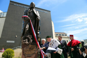 3.6.2015 Kielce. Jubileusz 50-lecia Politechniki Świętokrzyskiej. Uroczyste posiedzenie senatu uczelni połączone z odsłonięciem posągu Stanisława Staszica. / Wojciech Habdas / Radio Kielce