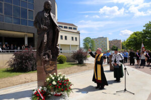 3.6.2015 Kielce. Jubileusz 50-lecia Politechniki Świętokrzyskiej. Uroczyste posiedzenie senatu uczelni połączone z odsłonięciem posągu Stanisława Staszica. / Wojciech Habdas / Radio Kielce