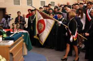 3.6.2015 Kielce. Jubileusz 50-lecia Politechniki Świętokrzyskiej. Uroczyste posiedzenie senatu uczelni połączone z przekazaniem przez władze Kielc nowego sztandaru Politechniki Świętokrzyskiej / Wojciech Habdas / Radio Kielce