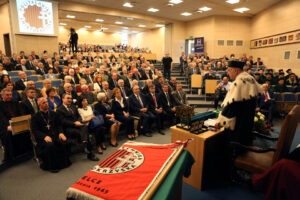 3.6.2015 Kielce. Jubileusz 50-lecia Politechniki Świętokrzyskiej. Uroczyste posiedzenie senatu uczelni połączone z przekazaniem przez władze Kielc nowego sztandaru Politechniki Świętokrzyskiej / Wojciech Habdas / Radio Kielce