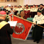 3.6.2015 Kielce. Jubileusz 50-lecia Politechniki Świętokrzyskiej. Uroczyste posiedzenie senatu uczelni połączone z przekazaniem przez władze Kielc nowego sztandaru Politechniki Świętokrzyskiej / Wojciech Habdas / Radio Kielce