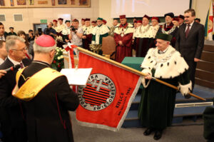 3.6.2015 Kielce. Jubileusz 50-lecia Politechniki Świętokrzyskiej. Uroczyste posiedzenie senatu uczelni połączone z przekazaniem przez władze Kielc nowego sztandaru Politechniki Świętokrzyskiej / Wojciech Habdas / Radio Kielce