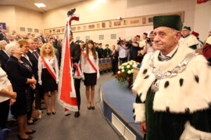 3.6.2015 Kielce. Jubileusz 50-lecia Politechniki Świętokrzyskiej. Uroczyste posiedzenie senatu uczelni połączone z przekazaniem przez władze Kielc nowego sztandaru Politechniki Świętokrzyskiej / Wojciech Habdas / Radio Kielce