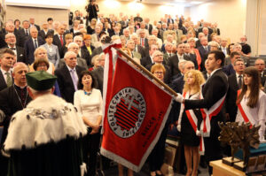 3.6.2015 Kielce. Jubileusz 50-lecia Politechniki Świętokrzyskiej. Uroczyste posiedzenie senatu uczelni połączone z przekazaniem przez władze Kielc nowego sztandaru Politechniki Świętokrzyskiej / Wojciech Habdas / Radio Kielce