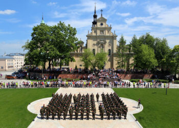 3.6.2015 Kielce. Uroczysta przysięga elewów przed Pałacem Biskupim / Wojciech Habdas / Radio Kielce