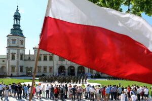 3.6.2015 Kielce. Uroczysta przysięga elewów przed Pałacem Biskupim / Wojciech Habdas / Radio Kielce