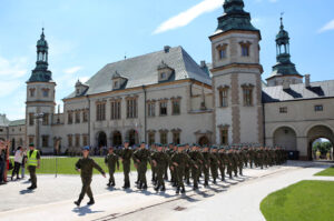 3.6.2015 Kielce. Uroczysta przysięga elewów przed Pałacem Biskupim / Wojciech Habdas / Radio Kielce