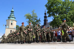 3.6.2015 Kielce. Uroczysta przysięga elewów przed Pałacem Biskupim / Wojciech Habdas / Radio Kielce