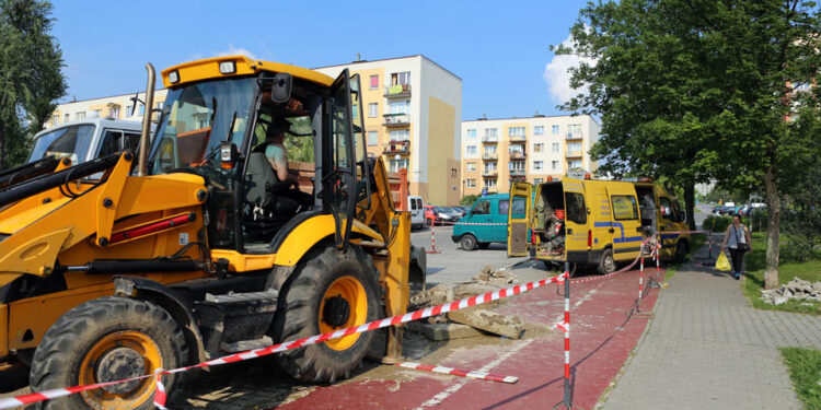 7.6.2015 Kielce. Trwa usuwanie awarii wodociągu na Uroczysku. / Wojciech Habdas / Radio Kielce