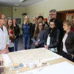 9.6.2015 Kielce. Dzień otwarty w Archiwum Państwowym w Kielcach. Odwiedzający archiwum poznali techniki konserwacji suchej. / Wojciech Habdas / Radio Kielce