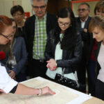 9.6.2015 Kielce. Dzień otwarty w Archiwum Państwowym w Kielcach. Odwiedzający archiwum poznali techniki konserwacji suchej. / Wojciech Habdas / Radio Kielce