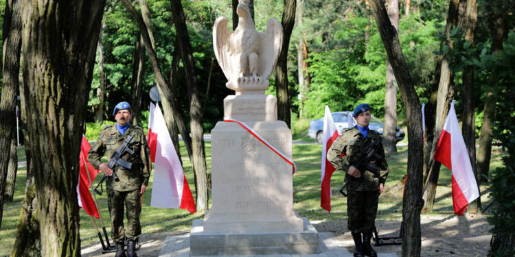 Obchody 95-lecia powstania 2. Pułku Artylerii Lekkiej Legionów. W dawnych koszarach na Stadionie złożono wieńce. Podczas uroczystości odsłonięto pomnik artylerzystów, którzy zginęli w Katyniu i Charkowie. / Wojciech Habdas / Radio Kielce