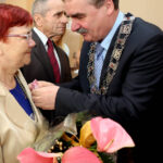 9.6.2015 Kielce. 23 pary małżeńskie z Kielc, które w tym roku obchodzą 50 rocznicę ślubu, spotkały się dziś w ratuszu. / Wojciech Habdas / Radio Kielce