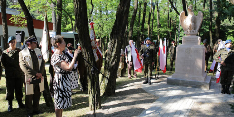 Obchody 95-lecia powstania 2. Pułku Artylerii Lekkiej Legionów. W dawnych koszarach na Stadionie złożono wieńce. Podczas uroczystości odsłonięto pomnik artylerzystów, którzy zginęli w Katyniu i Charkowie. / Wojciech Habdas / Radio Kielce