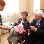 9.6.2015 Kielce. 23 pary małżeńskie z Kielc, które w tym roku obchodzą 50 rocznicę ślubu, spotkały się dziś w ratuszu. / Wojciech Habdas / Radio Kielce