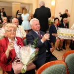 9.6.2015 Kielce. 23 pary małżeńskie z Kielc, które w tym roku obchodzą 50 rocznicę ślubu, spotkały się dziś w ratuszu. / Wojciech Habdas / Radio Kielce