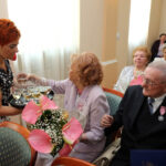 9.6.2015 Kielce. 23 pary małżeńskie z Kielc, które w tym roku obchodzą 50 rocznicę ślubu, spotkały się dziś w ratuszu. / Wojciech Habdas / Radio Kielce