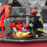 27.6.2015 Kielce. Wypadek przy termomodernizacji bloku przy Konarskiego. Mężczyzna spadł z rusztowania. / Wojciech Habdas / Radio Kielce