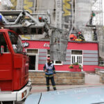 27.6.2015 Kielce. Wypadek przy termomodernizacji bloku przy Konarskiego. Mężczyzna spadł z rusztowania. / Wojciech Habdas / Radio Kielce