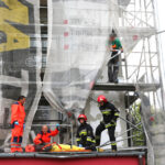 27.6.2015 Kielce. Wypadek przy termomodernizacji bloku przy Konarskiego. Mężczyzna spadł z rusztowania. / Wojciech Habdas / Radio Kielce