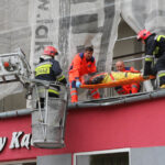 27.6.2015 Kielce. Wypadek przy termomodernizacji bloku przy Konarskiego. Mężczyzna spadł z rusztowania. / Wojciech Habdas / Radio Kielce