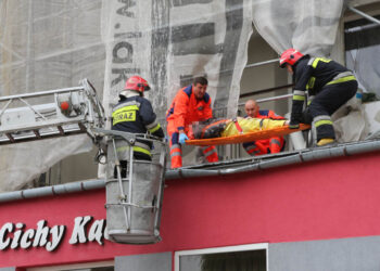 27.6.2015 Kielce. Wypadek przy termomodernizacji bloku przy Konarskiego. Mężczyzna spadł z rusztowania. / Wojciech Habdas / Radio Kielce