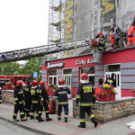 27.6.2015 Kielce. Wypadek przy termomodernizacji bloku przy Konarskiego. Mężczyzna spadł z rusztowania. / Wojciech Habdas / Radio Kielce