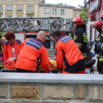 27.6.2015 Kielce. Wypadek przy termomodernizacji bloku przy Konarskiego. Mężczyzna spadł z rusztowania. / Wojciech Habdas / Radio Kielce