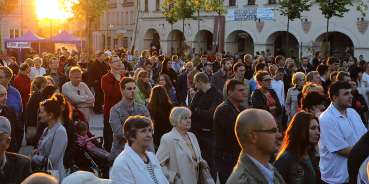 Na kieleckim Rynku odbyło się spotkanie modlitewne "Jezus robi różnicę". / Wojciech Habdas / Radio Kielce