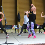 21.6.2015 Kielce. 1. Międzynarodowy Dzień Jogi. Przed muszlą koncertową kilkadziesiąt osób pod okiem instruktora wykonywało różne ćwiczenia. / Wojciech Habdas / Radio Kielce