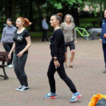 21.6.2015 Kielce. 1. Międzynarodowy Dzień Jogi. Przed muszlą koncertową kilkadziesiąt osób pod okiem instruktora wykonywało różne ćwiczenia. / Wojciech Habdas / Radio Kielce