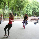 21.6.2015 Kielce. 1. Międzynarodowy Dzień Jogi. Przed muszlą koncertową kilkadziesiąt osób pod okiem instruktora wykonywało różne ćwiczenia. / Wojciech Habdas / Radio Kielce