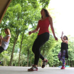 21.6.2015 Kielce. 1. Międzynarodowy Dzień Jogi. Przed muszlą koncertową kilkadziesiąt osób pod okiem instruktora wykonywało różne ćwiczenia. / Wojciech Habdas / Radio Kielce