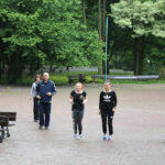 21.6.2015 Kielce. 1. Międzynarodowy Dzień Jogi. Przed muszlą koncertową kilkadziesiąt osób pod okiem instruktora wykonywało różne ćwiczenia. / Wojciech Habdas / Radio Kielce