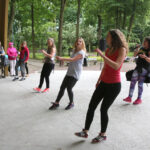 21.6.2015 Kielce. 1. Międzynarodowy Dzień Jogi. Przed muszlą koncertową kilkadziesiąt osób pod okiem instruktora wykonywało różne ćwiczenia. / Wojciech Habdas / Radio Kielce