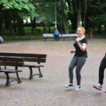 21.6.2015 Kielce. 1. Międzynarodowy Dzień Jogi. Przed muszlą koncertową kilkadziesiąt osób pod okiem instruktora wykonywało różne ćwiczenia. / Wojciech Habdas / Radio Kielce