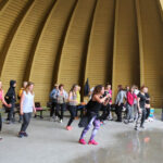 21.6.2015 Kielce. 1. Międzynarodowy Dzień Jogi. Przed muszlą koncertową kilkadziesiąt osób pod okiem instruktora wykonywało różne ćwiczenia. / Wojciech Habdas / Radio Kielce