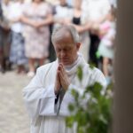 04.06.2015 Kielce. Procesja Bożego Ciała przeszła ulicami Kielc. Biskup Jan Pioytowski / Stanisław Blinstrub / Radio Kielce