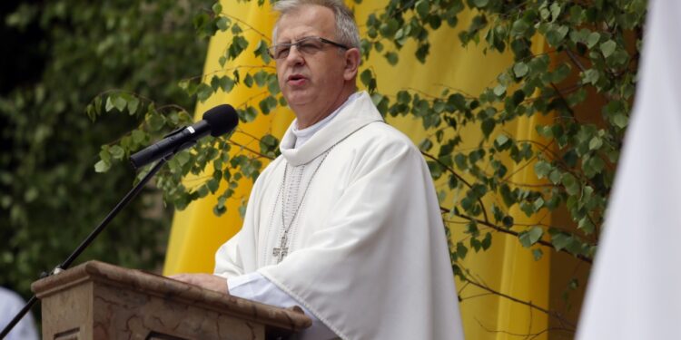 04.06.2015 Kielce. Procesja Bożego Ciała przeszła ulicami Kielc. Biskup Jan Piotrowski / Stanisław Blinstrub / Radio Kielce