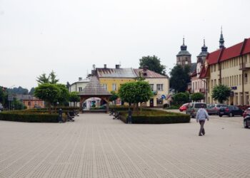 Rynek w Opatowie czeka ponowna przebudowa / Teresa Czajkowska / Radio Kielce
