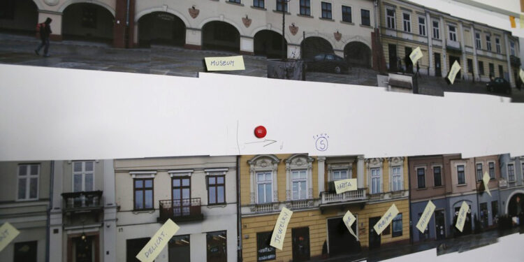 Koncepcje szyldów reklamowych na kieleckim Rynku (9 kwietnia 2015 r.) / Piotr Michalski / Radio Kielce