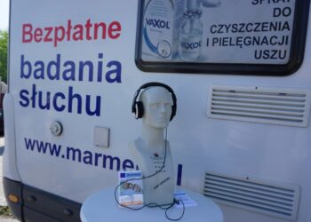 Mobilna klinika przy kieleckim bazarze (29 maja 2015 r.) Badania słuchu. / Kamil Król / Radio Kielce