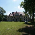 Krowy i byki rządzą w bałtowskim pałacu (25 lipca 2015 r.) / Teresa Czajkowska / Radio Kielce